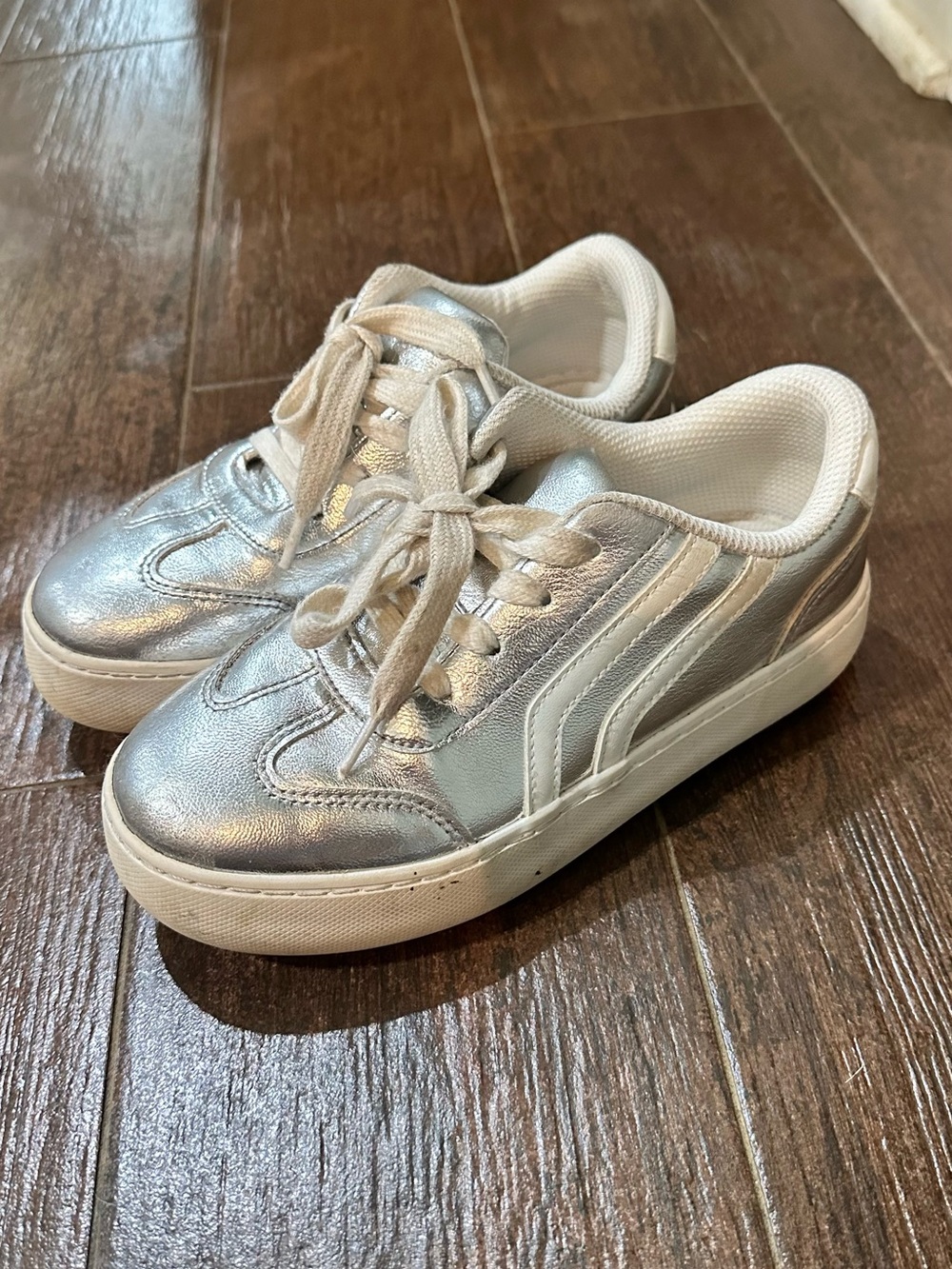 art class Silver and White Kids Lace-Up Sneakers
